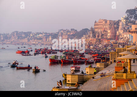 Ruderboote fahren auf dem heiligen Fluss Ganges dashashwamedh Ghat, main Ghat, in der Vorstadt godowlia Stockfoto