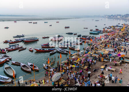 Luftaufnahme auf vielen bunten Ruderboote, dicht an dashashwamedh Ghat, main Ghat, in der Vorstadt godowlia am heiligen Fluss Ganges Stockfoto