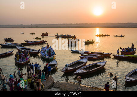 Pilger auf Ruderboote fahren für Sightseeing in der Morgen bei Sonnenaufgang auf dem heiligen Fluss Ganges Stockfoto