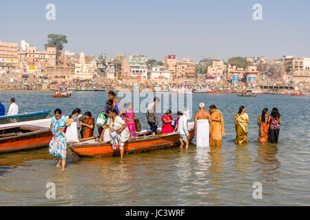 Pilger auf einem Ruderboot fahren für Sightseeing auf dem heiligen Fluss Ganges, Panorama der dashashwamedh Ghat, main Ghat, in der Ferne Stockfoto