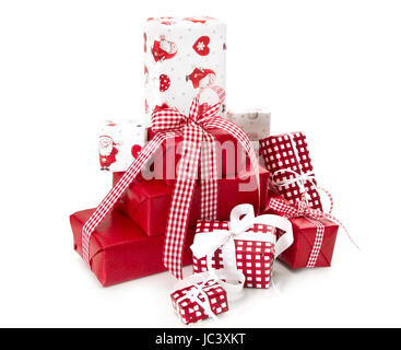 Rot isoliert Geschenkkartons für Weihnachten - mit Santa Claus und rot weiß karierten Band Stockfoto