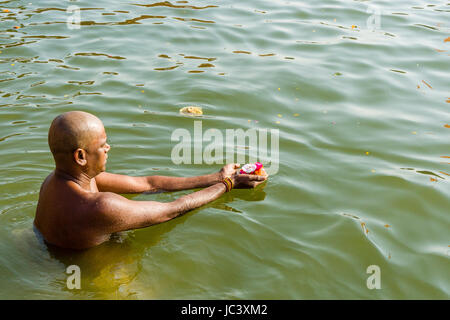 Ein Pilger ist das Beten, mit einem Deepak am heiligen Fluss Ganges Dashashwamedh Ghat, Main Ghat, in der Vorstadt Godowlia Stockfoto