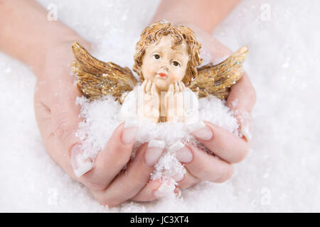 Frau Engel zu Weihnachten in ihren Händen hält Stockfoto