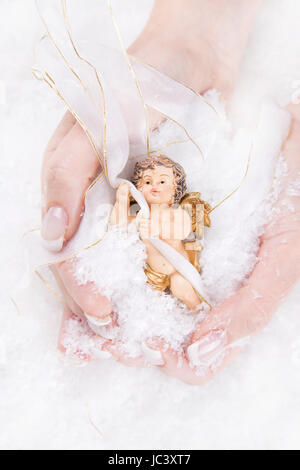 Weihnachts-Dekoration mit Engel - Frau ist sie in ihren Händen halten Stockfoto