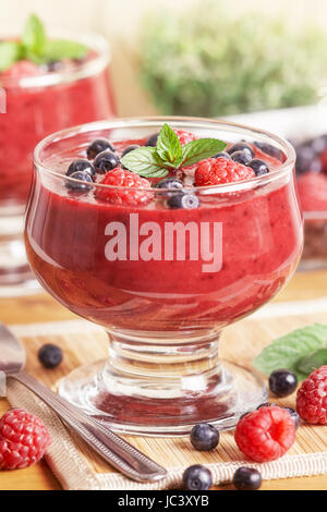 Heidelbeeren und Himbeeren Smoothie auf hölzernen Hintergrund serviert Stockfoto