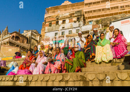 Eine Gruppe von Pilgern sitzt an Dashashwamedh Ghat, Main Ghat, in der Vorstadt Godowlia Stockfoto