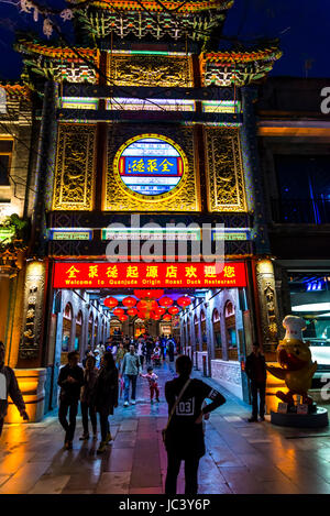 Quanjude Roast Duck Restaurant, Qianmen Street, einer berühmten Fußgängerzone südlich der Platz des himmlischen Friedens, Peking, China Stockfoto