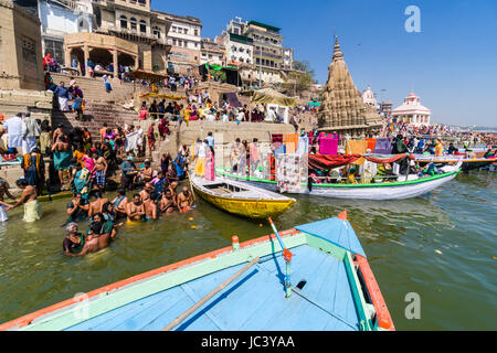 Pilger sind unter Bad in den heiligen Fluss Ganges am Manikarnika Ghat im Vorort Godowlia Stockfoto