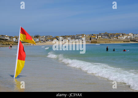 Rettungsschwimmer Sicherheit Flaggen am Strand von St Ives, Cornwall Stockfoto