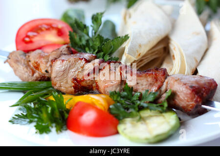 Schweinefleisch Shish Kebab mit grünen und Gemüse (Nahaufnahme, selektiven Fokus) Stockfoto