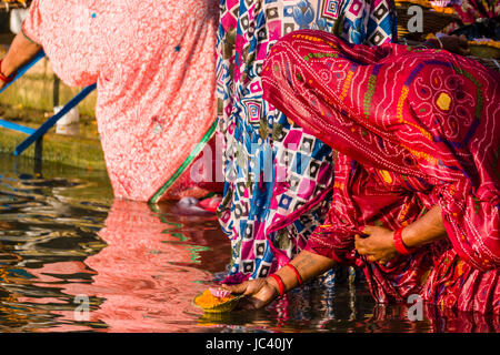 Eine weibliche Pilger beten, mit einem Deepak am heiligen Fluss Ganges Dashashwamedh Ghat, Main Ghat, in der Vorstadt Godowlia Stockfoto