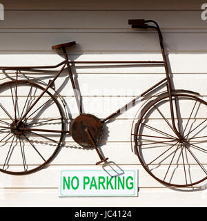 ein kein Parkin-Signal in der Garage Tür und Antik Fahrrad hängen Stockfoto