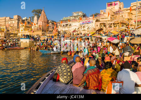 Pilger sind, eine Bootsfahrt auf dem heiligen Fluss Ganges Dashashwamedh Ghat, Main Ghat, in der Vorstadt Godowlia Stockfoto