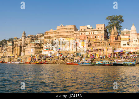 Panoramablick über den heiligen Fluss Ganges auf Munshi Ghat im Vorort Godowlia Stockfoto