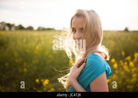 Junge schöne Frau in den Bereichen Stockfoto