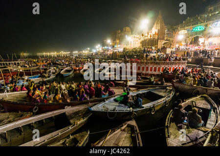 Tausende von Pilgern auf Boote beobachten aartii sind, eine religiöse Zeremonie durchgeführt jeden Abend bei dashashwamedh Ghat, main Ghat, in der Vorstadt godow Stockfoto