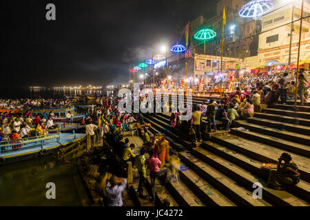 Tausende von Pilgern aartii zu beobachten sind, eine religiöse Zeremonie durchgeführt jeden Abend bei dashashwamedh Ghat, main Ghat, in der Vorstadt godowlia Stockfoto