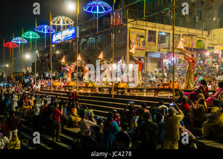 Tausende von Pilgern aartii zu beobachten sind, eine religiöse Zeremonie durchgeführt jeden Abend bei dashashwamedh Ghat, main Ghat, in der Vorstadt godowlia Stockfoto