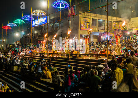 Tausende von Pilgern aartii zu beobachten sind, eine religiöse Zeremonie durchgeführt jeden Abend bei dashashwamedh Ghat, main Ghat, in der Vorstadt godowlia Stockfoto