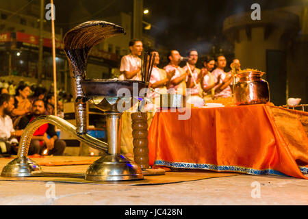 Die Priester, die Brahmanen, aartii durchführen, eine religiöse Zeremonie, jeden Abend bei dashashwamedh Ghat, main Ghat, in der Vorstadt godowlia Stockfoto