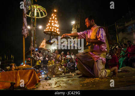 Die Priester, die Brahmanen, aartii durchführen, eine religiöse Zeremonie, jeden Abend bei dashashwamedh Ghat, main Ghat, in der Vorstadt godowlia Stockfoto