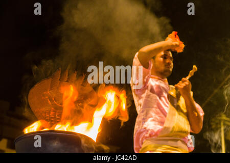 Die Priester, die Brahmanen, aartii durchführen, eine religiöse Zeremonie, jeden Abend bei dashashwamedh Ghat, main Ghat, in der Vorstadt godowlia Stockfoto