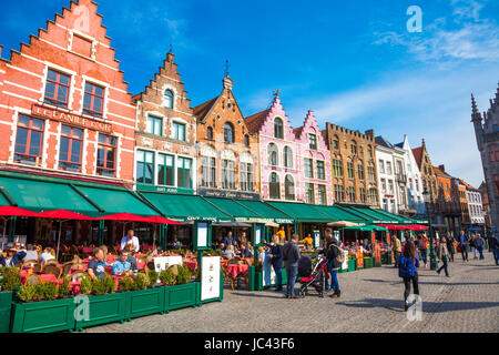 Bunte Häuser um den Markt in zentralen Brügge, Belgien Stockfoto