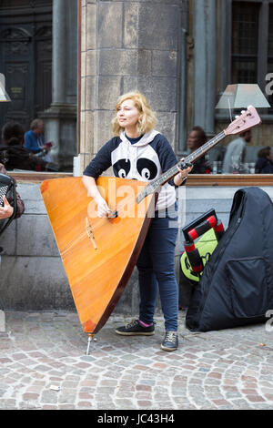 Ein Straßenmusikant spielt die Balalaika in Brügge, Belgien Stockfoto