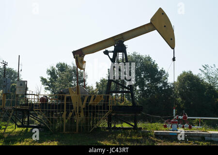 Bohrschwengels Pumpen Öl in den Ausläufern des Berges Caucasus Stockfoto