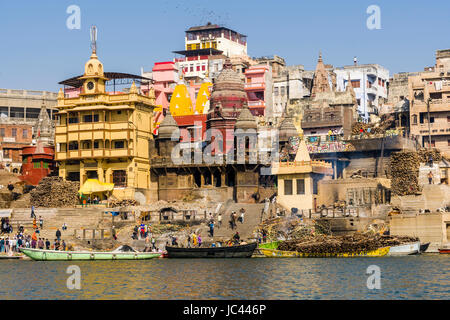 Blick über den heiligen Fluss Ganges am Manikarnika Ghat, Brennen Ghat, in der Vorstadt Godowlia Stockfoto