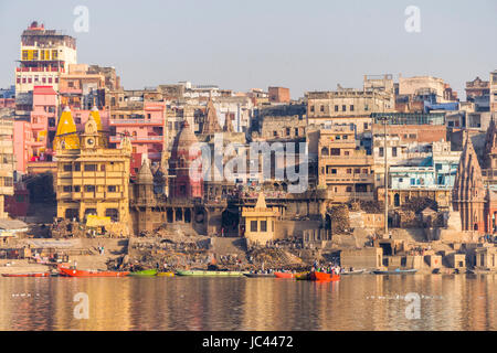 Blick über den heiligen Fluss Ganges am Manikarnika Ghat, Brennen Ghat, in der Vorstadt Godowlia Stockfoto