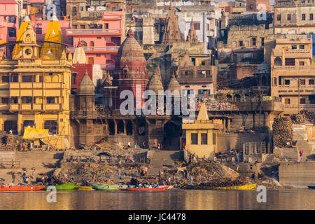 Blick über den heiligen Fluss Ganges am Manikarnika Ghat, brennen Ghat, in der Vorstadt godowlia Stockfoto