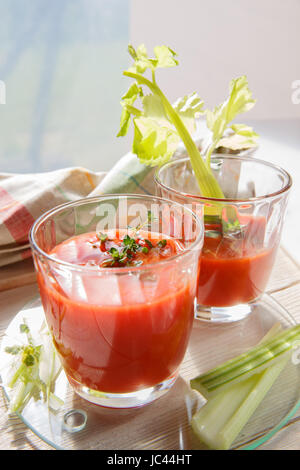 Zwei Gläser frischer Tomatensaft mit Thymian und Sellerie. Stockfoto