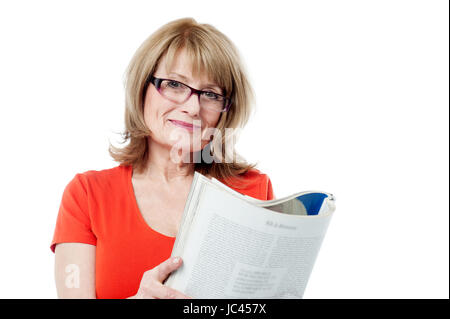 Lächelnde Frau mit einem offenen Buch im Alter von Stockfoto