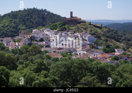 Überblick über almonaster Dorf in Huelva, Andalusien, Spanien. Stockfoto