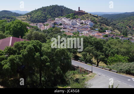 Übersicht über Almonaster Dorf in Huelva. Andalusien, Spanien Stockfoto