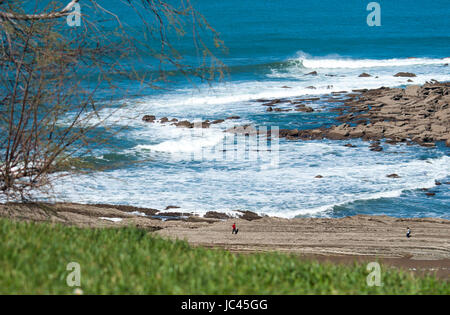 Fuß auf den Felsen in Itzurun Strand, Baskenland Stockfoto