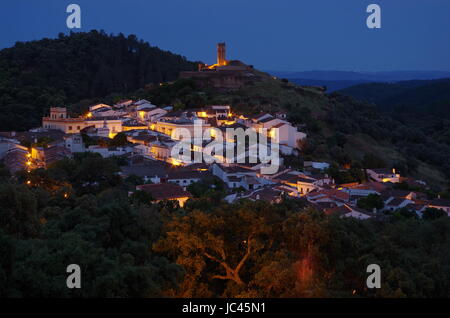 Überblick über almonaster Dorf in Huelva, Andalusien, Spanien. Stockfoto