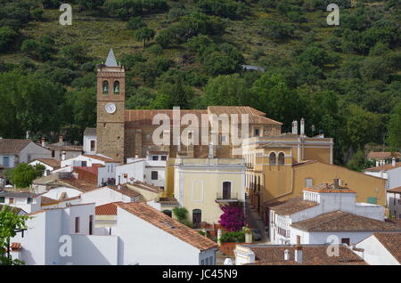 Überblick über almonaster Dorf in Huelva, Andalusien, Spanien. Stockfoto