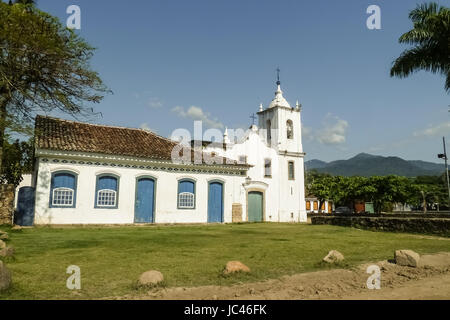 Blick auf die koloniale Kirche Igreja Nossa Senhora Das Dores, Paraty, Brasilien Stockfoto