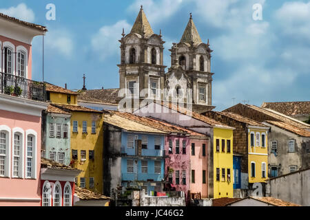 Blick vom Largo Pelourinho, koloniale Architektur - Kirchen und Gebäuden unter strahlend blauem Himmel, Salvador da Bahia Stockfoto