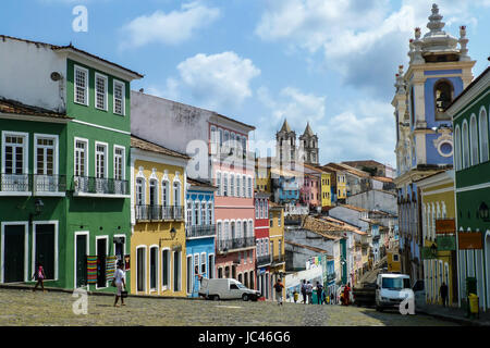 Blick vom Largo Pelourinho, koloniale Architektur - Kirchen und Gebäuden unter strahlend blauem Himmel, Salvador da Bahia Stockfoto