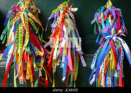 Typischen bunte Bändern am Igreja Nosso Senhor Bomfin, Salvador da Bahia, Brasilien Stockfoto