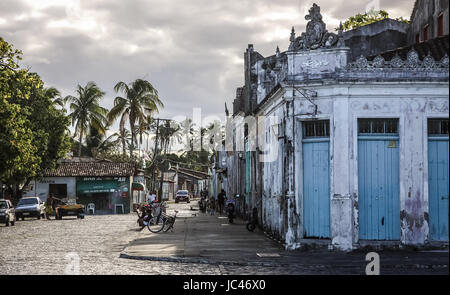 Verfall und Restaurierung, Hausfassaden in der historischen Stadt Canavieiras, Bahia, Brasilien Stockfoto