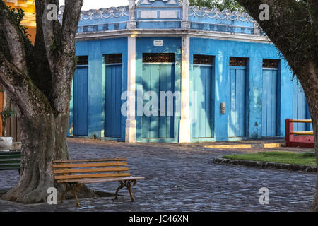 Verfall und Restaurierung, Hausfassaden in der historischen Stadt Canavieiras, Bahia, Brasilien Stockfoto