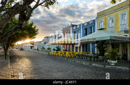 Verfall und Restaurierung, Hausfassaden in der historischen Stadt Canavieiras, Bahia, Brasilien Stockfoto