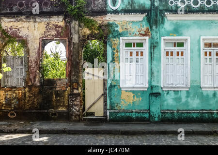 Verfall und Restaurierung, Hausfassaden in der historischen Stadt Canavieiras, Bahia, Brasilien Stockfoto