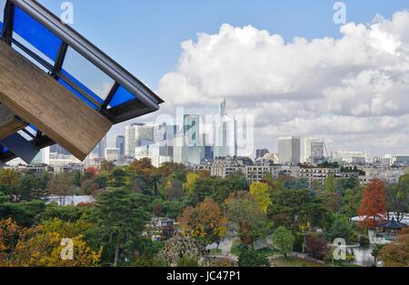 Panoramablick auf die Skyline der la Défense Geschäft Bezirk außerhalb von Paris von der Louis Vuitton Foundation Gebäude gesehen Stockfoto