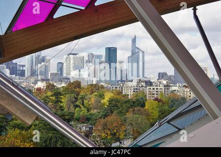 Panoramablick auf die Skyline der la Défense Geschäft Bezirk außerhalb von Paris von der Louis Vuitton Foundation Gebäude gesehen Stockfoto