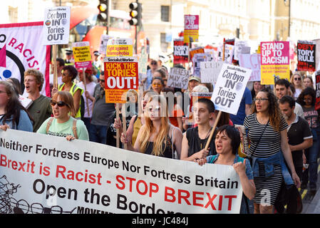 Demonstranten gegen die Tory DUP-Allianz marschierten in der Downing Street. London. Die Menge der Demonstranten Stockfoto